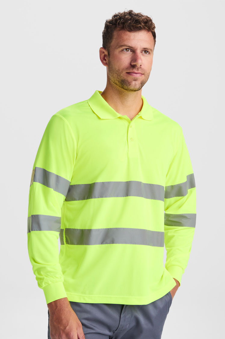 Polo de manga larga de alta visibilidad amarillo flúor con bandas reflectantes para trabajo y uso profesional.