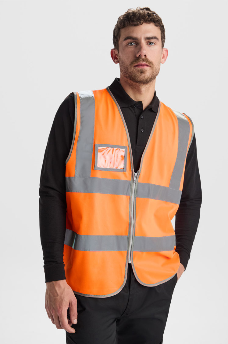 Chaleco de alta visibilidad naranja con cremallera, bandas reflectantes y bolsillo portaidentificación para uso profesional.