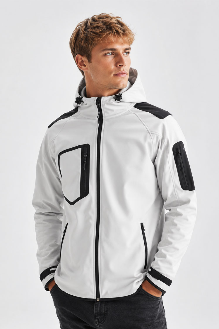 Soft-shell técnico de hombre blanco con capucha, tejido de tres capas, cremallera SBS, bolsillos con cremallera y manga raglán.