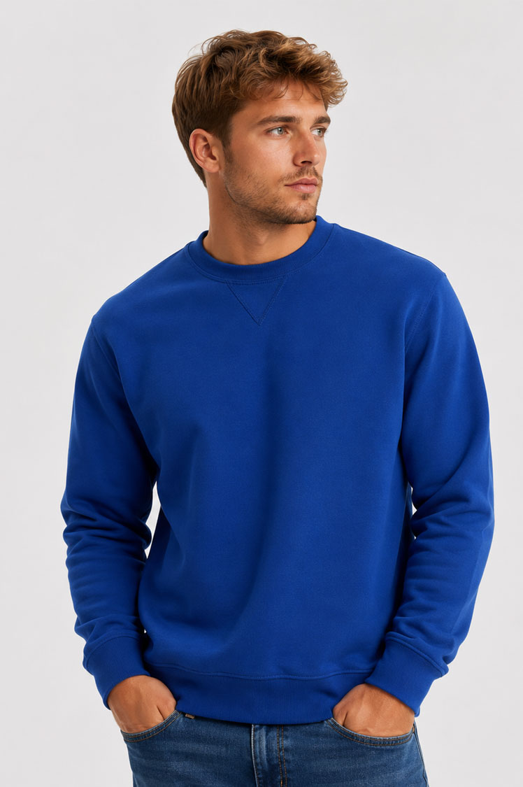 Modelo de espaldas con sudadera Orlando azul de hombre, ideal para personalización con bordado o DTF para empresas y ropa laboral.