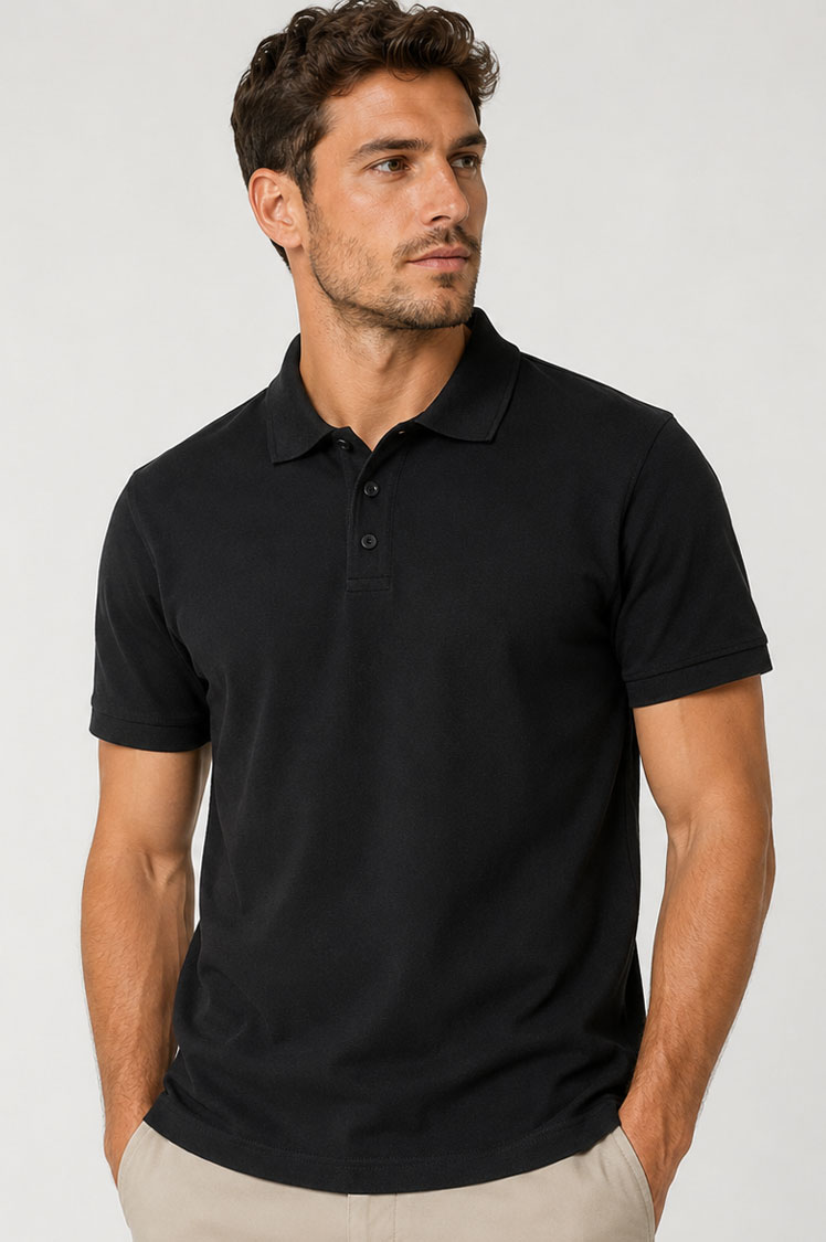 Modelo de espaldas con polo negro de manga corta 100% algodón piqué de 185 g/m².
